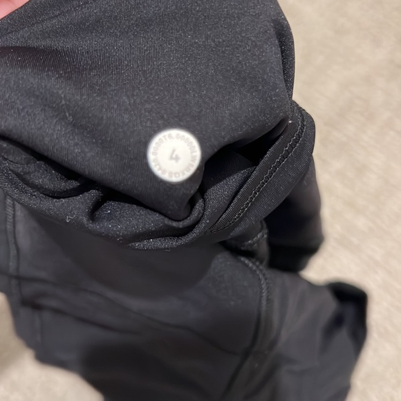 Size 4 Lululemon Peloton leggings, very good condition. Worn once. - Picture 5 of 5